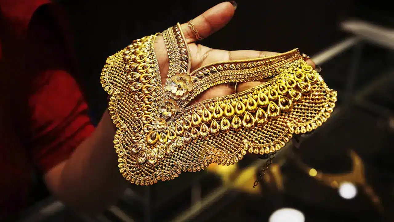 Today  Gold Price : నిన్న తగ్గినట్లే తగ్గి...ఈరోజు మరింత పెరిగిన బంగారం ధర..!