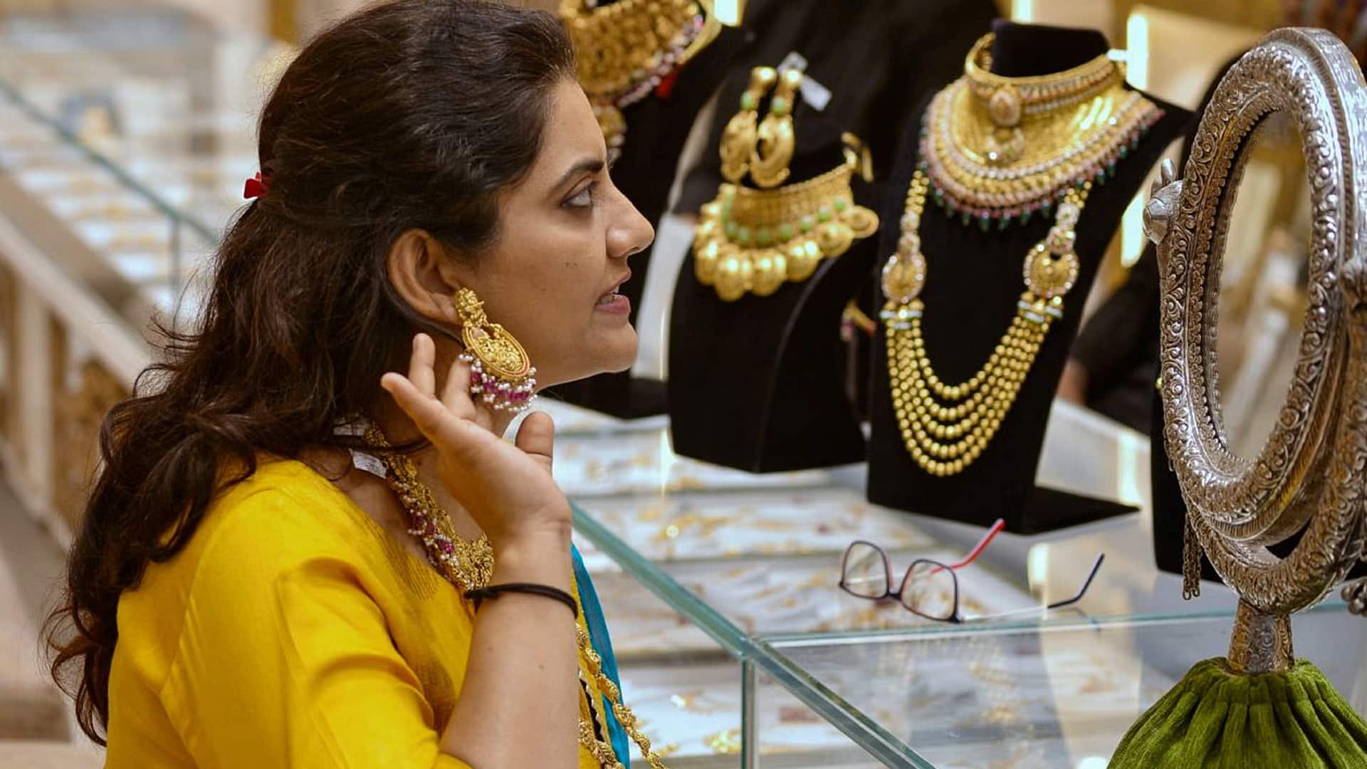 Toda Gold Price : మ‌హిళ‌ల‌కు గుడ్‌న్యూస్‌.. త‌గ్గిన గోల్డ్‌ హైదరాబాద్ లో తులం ఎంత త‌గ్గిందంటే…?
