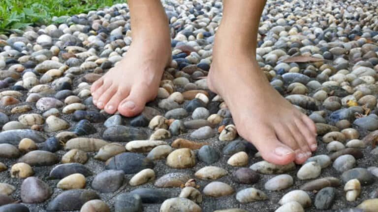 Walking Pebble Stones : చెప్పులు లేకుండా గులకరాళ్ళపై నడిస్తే… మైండ్ బ్లాక్ అయ్యే ఆరోగ్య ప్రయోజనాలు…?