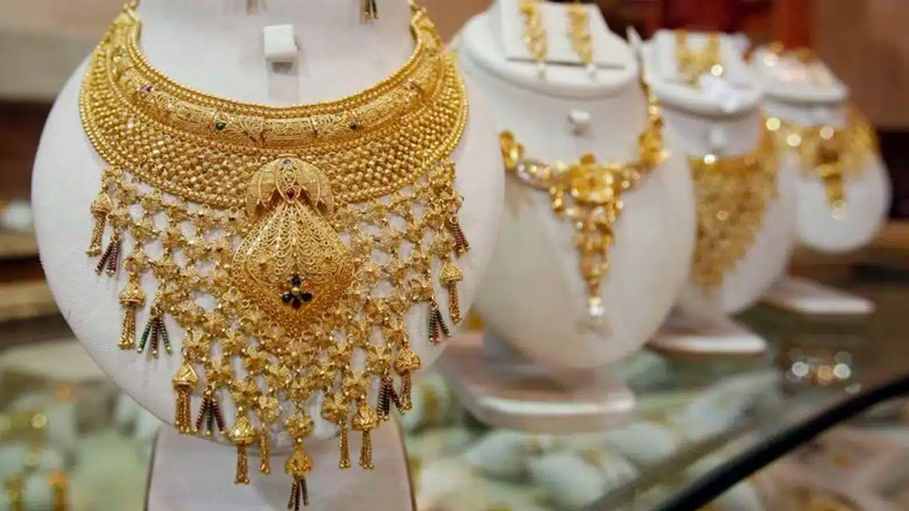 Today Gold Rate : బంగారం కొనుగోలు చేయాలనుకునేవారికి గుడ్ న్యూస్.. ఈరోజు ఎంత తగ్గిందంటే..!
