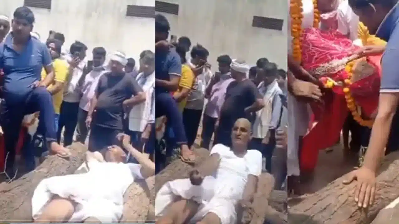 Mother Funeral : తల్లి కోసం పేర్చిన చితిపై పడుకున్న కొడుకు! ఆస్థి కోసం ఇంత దిగజారుతాడా..?