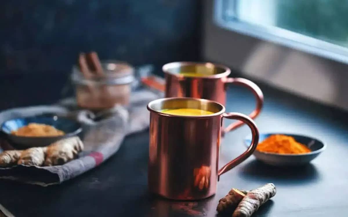 Turmeric Water In Copper Vessel : మిమ్మ‌ల్ని య‌వ్వ‌నంగా ఉంచే అద్భుత పానీయం.. రాగి పాత్రలో ఈ నీరు తాగండి