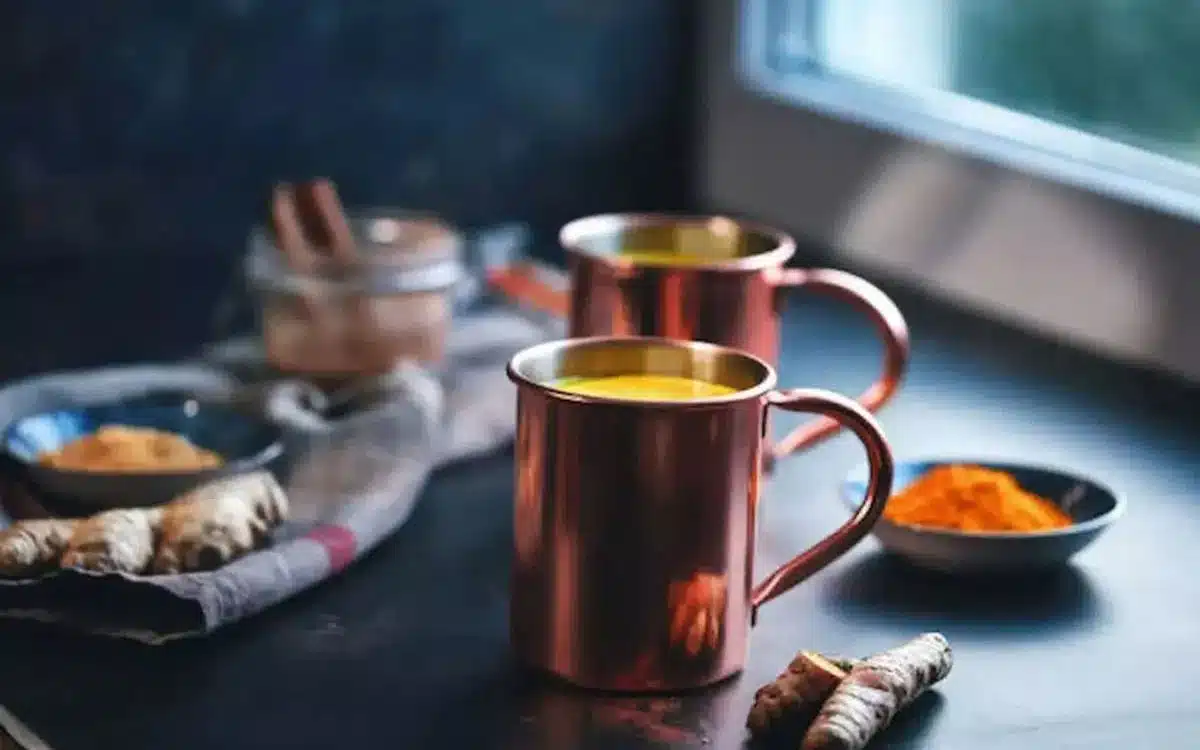 Turmeric Water In Copper Vessel : మిమ్మ‌ల్ని య‌వ్వ‌నంగా ఉంచే అద్భుత పానీయం.. రాగి పాత్రలో ఈ నీరు తాగండి