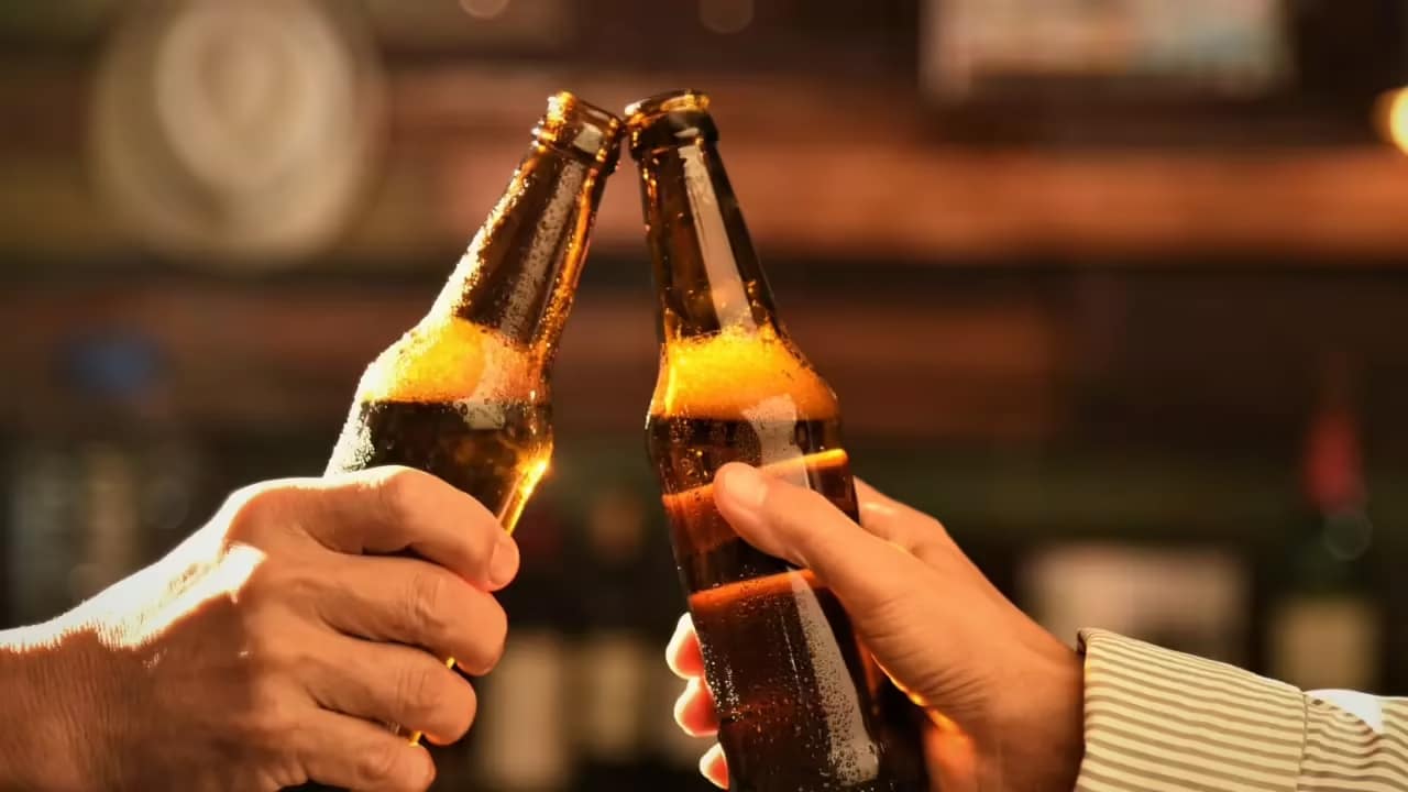 Liquor : మందుబాబులకు డ‌బుల్ కిక్ ఇచ్చే గుడ్ న్యూస్.. తెలంగాణలో తగ్గనున్న మద్యం ధరలు