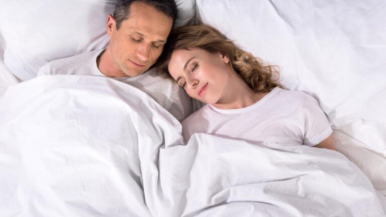 Couples Before Sleeping : రాత్రి పడుకునే ముందు దంపతులు ప్రతిరోజు ఇలా చేయండి…. ఇక మీ దాంపత్య జీవితంకు తిరుగులేదు…?