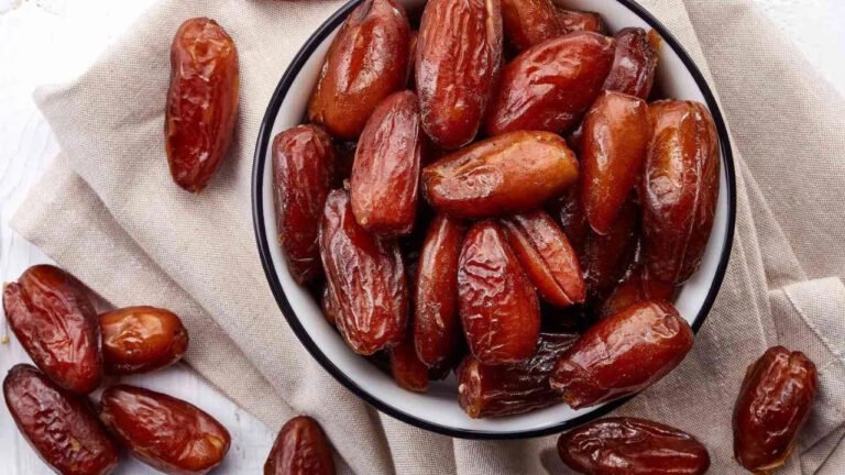 Eat Soaked Dates : ఉదయం పరగడుపున నానబెట్టిన ఖర్జూరాలు ఎప్పుడైనా తిన్నారా… తింటే ఏం జరుగుతుందో తెలుసా..?