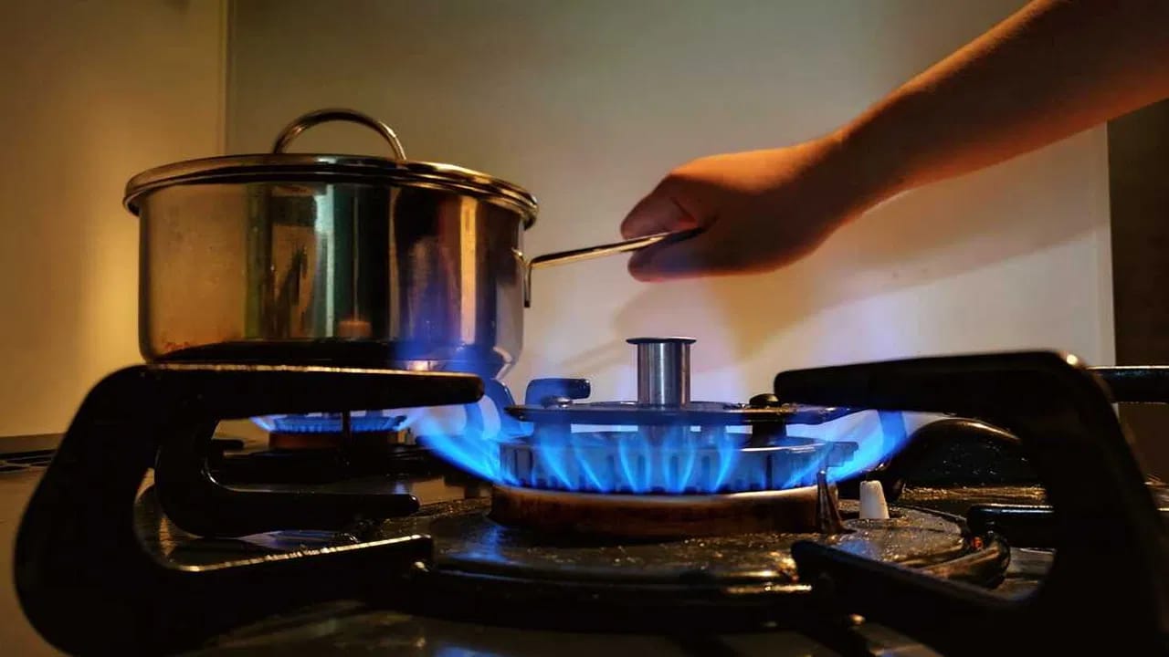 Gas Stove : మహిళలు… మీ గ్యాస్ స్టవ్ పక్కన పొరపాటున కూడా వీటిని ఉంచకండి… యమ డేంజర్…?