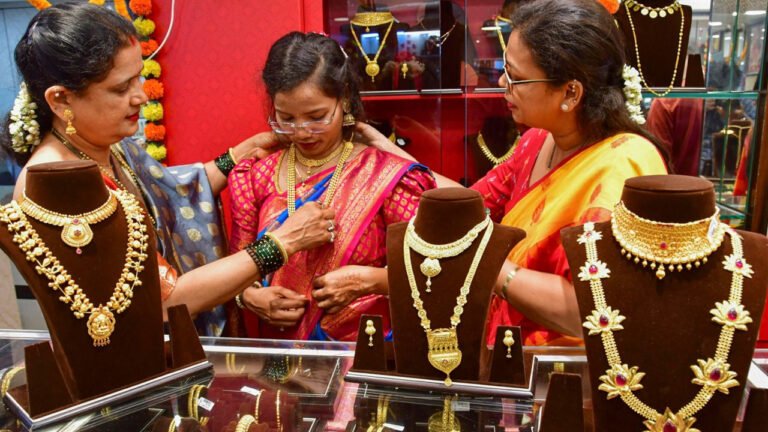 Today Gold prices : వామ్మో .. బంగారం ధర ఈరోజు ఎంత పెరిగిందో తెలుసా..?