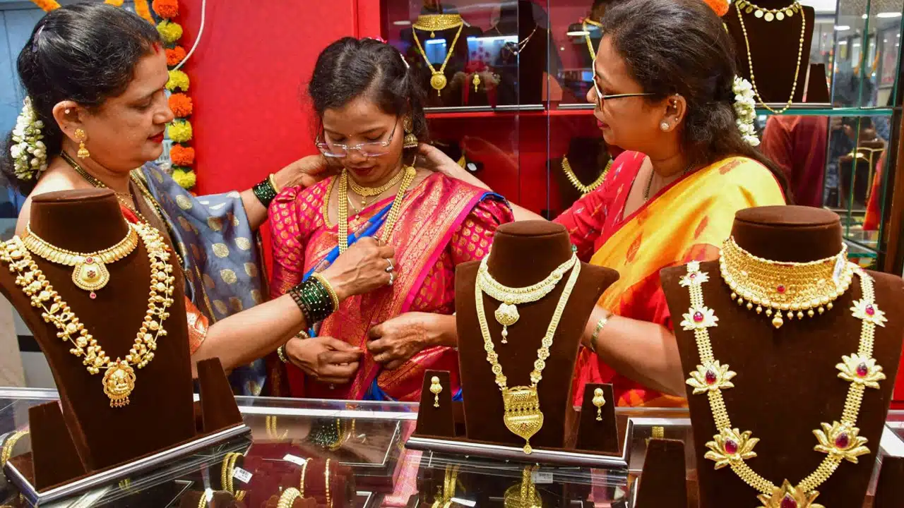 Today Gold Price : ఆషాడం ఎఫెక్ట్ : బంగారం ధర తగ్గుముఖం.. ఈరోజు తులం ఎంతంటే.?