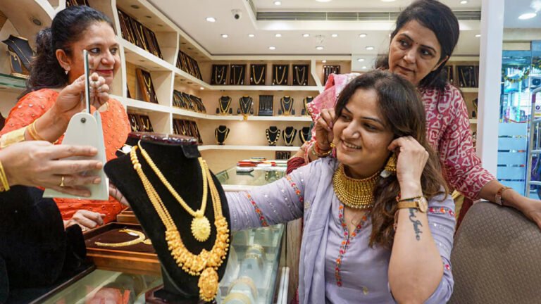 Today Gold Price  : భారీగా తగ్గిన బంగారం ధరలు.. కొనేవారికే ఇదే మంచి ఛాన్స్..!