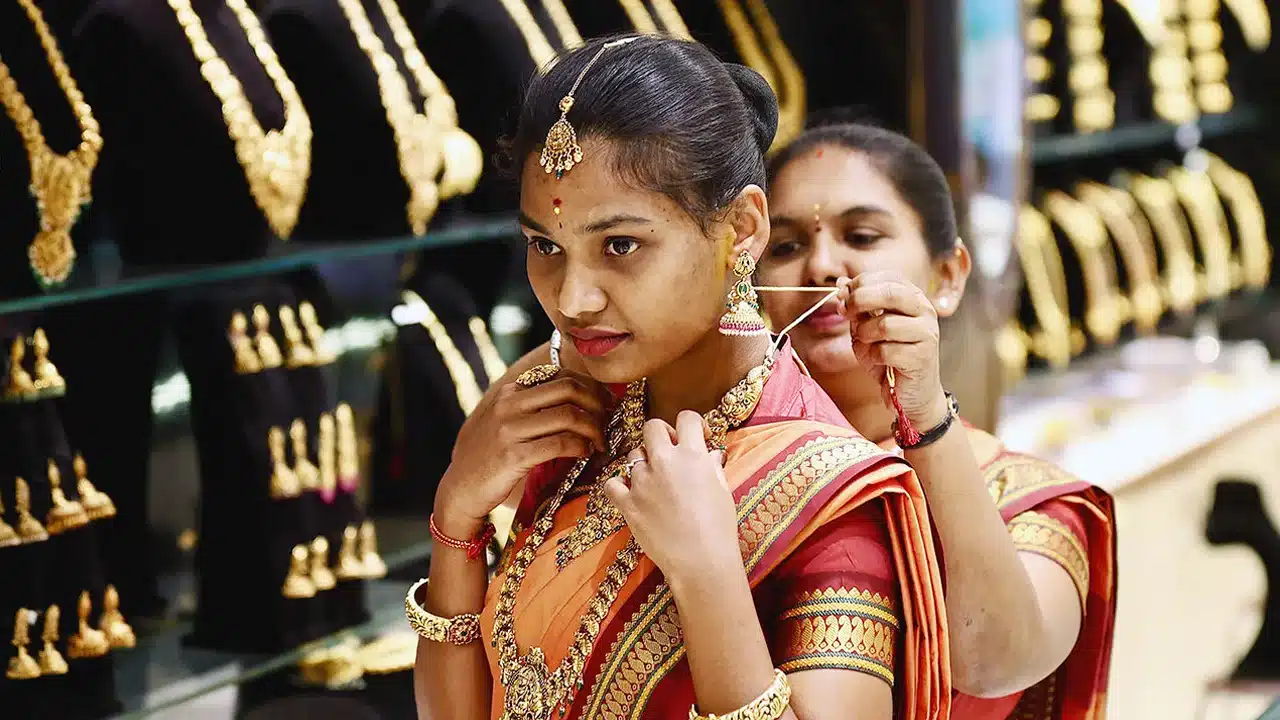 Today Gold Price : బంగారం ధరలు తగ్గినట్లే తగ్గి.. ఈ రోజు మళ్లీ పెరిగిన ధర ఎంతంటే..?