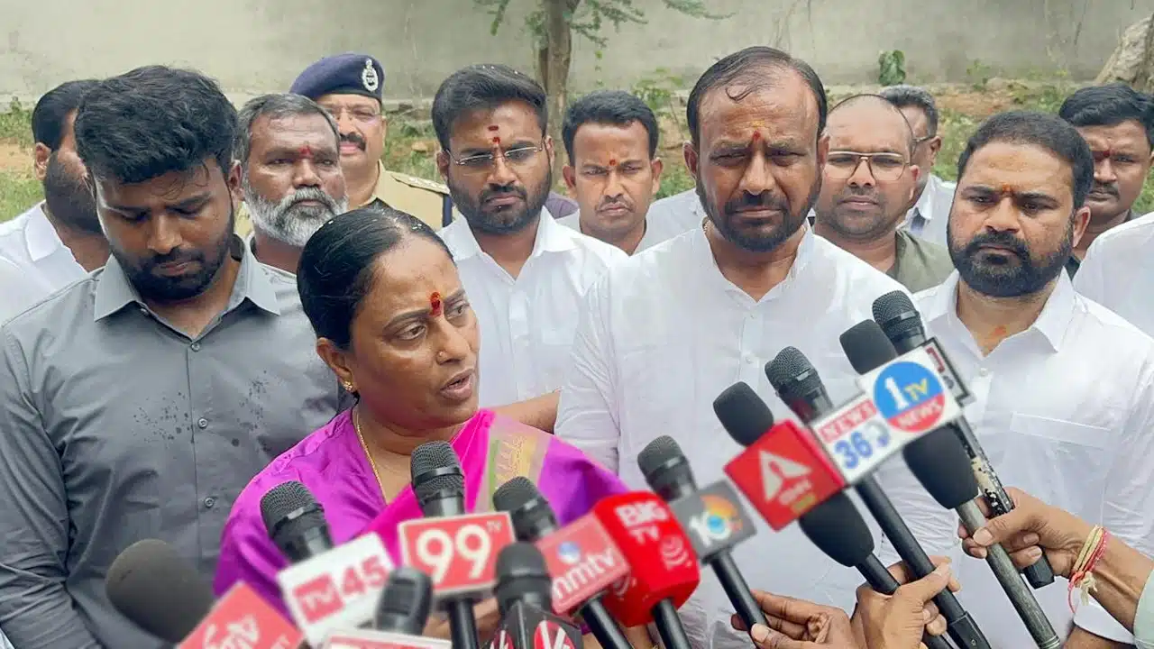 Konda Surekha : దేవాదాయ భూముల జోలికోస్తే కఠిన చర్యలు : మంత్రి కొండ సురేఖ
