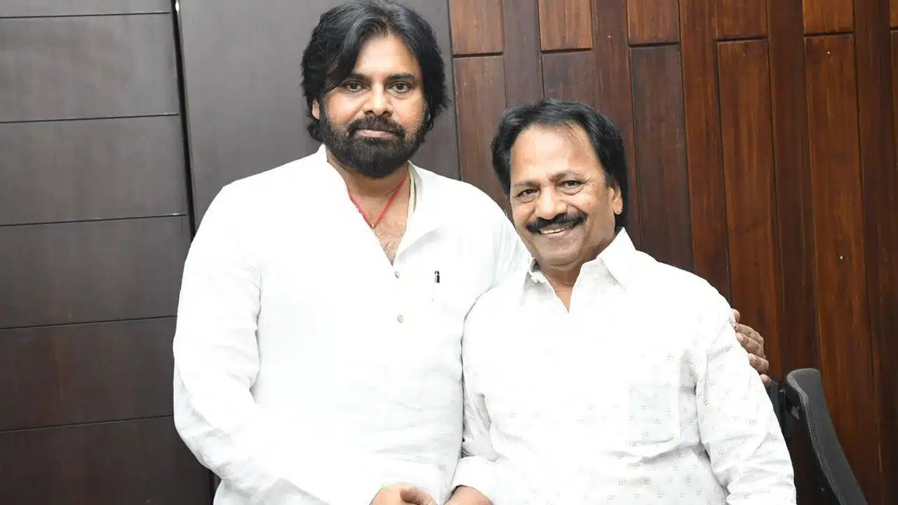 Pawan Kalyan : రెమ్యూనరేషన్ రూ.11 కోట్లువెనక్కు ఇచ్చిన పవన్ కళ్యాణ్
