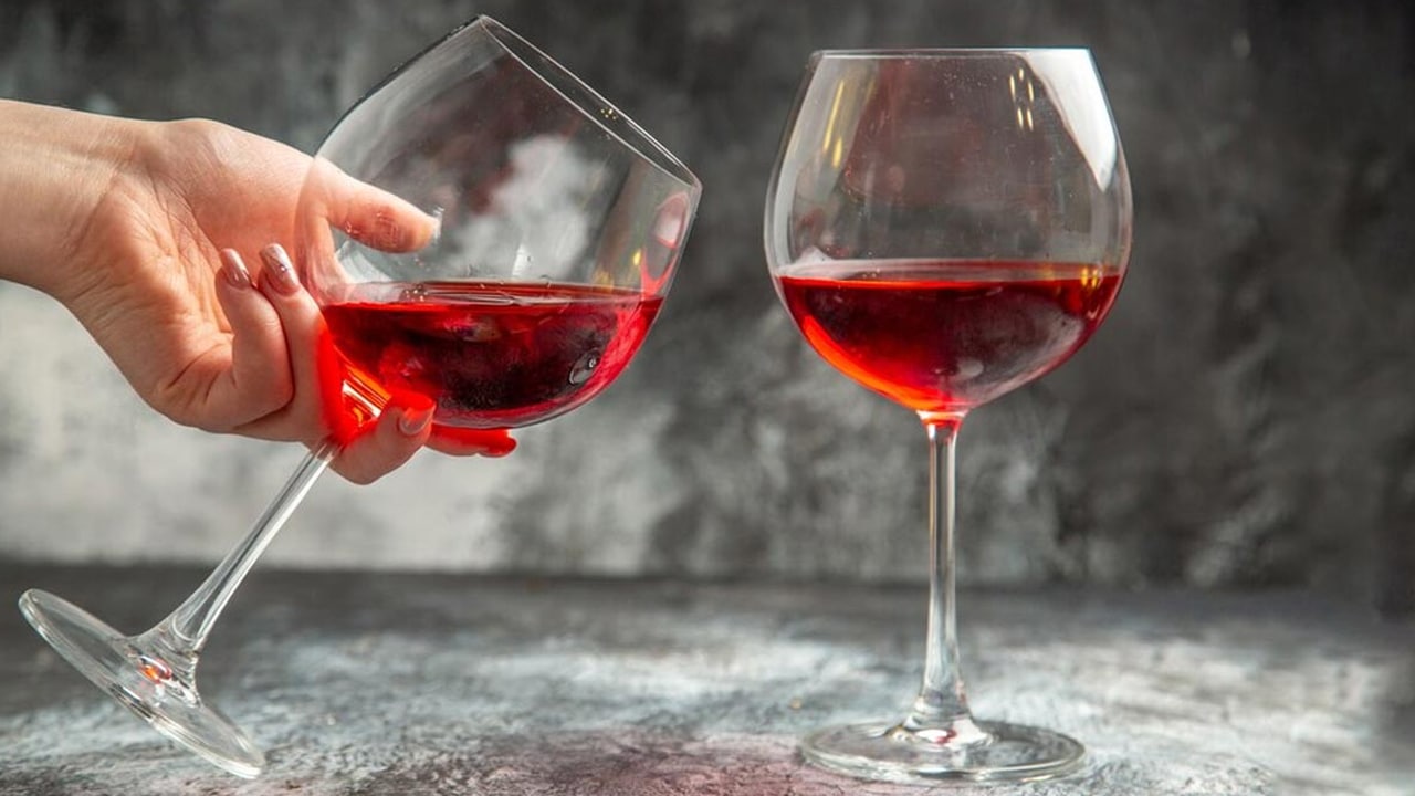 Red Wine Benefits : ప్రతిరోజు ఒక గ్లాస్ రెడ్ వైన్ తాగారంటే… నిపుణులు ఏం చెబుతున్నారో తెలుసా…?