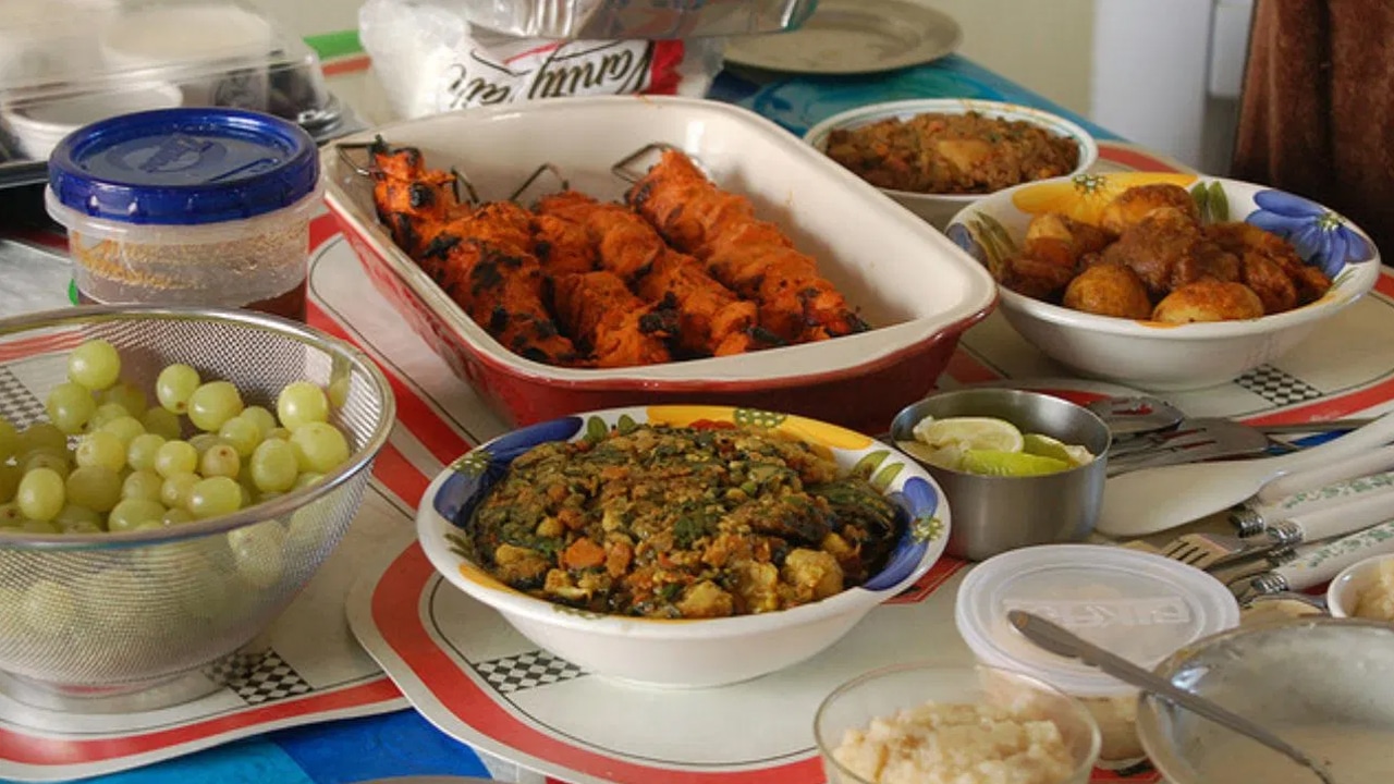 Reheat Food : మిగిలిపోయిన ఆహారాన్ని మళ్లీ వేడి చేసి తింటున్నారా… ఇలా చేస్తే ఇదే జరుగుతుంది…?