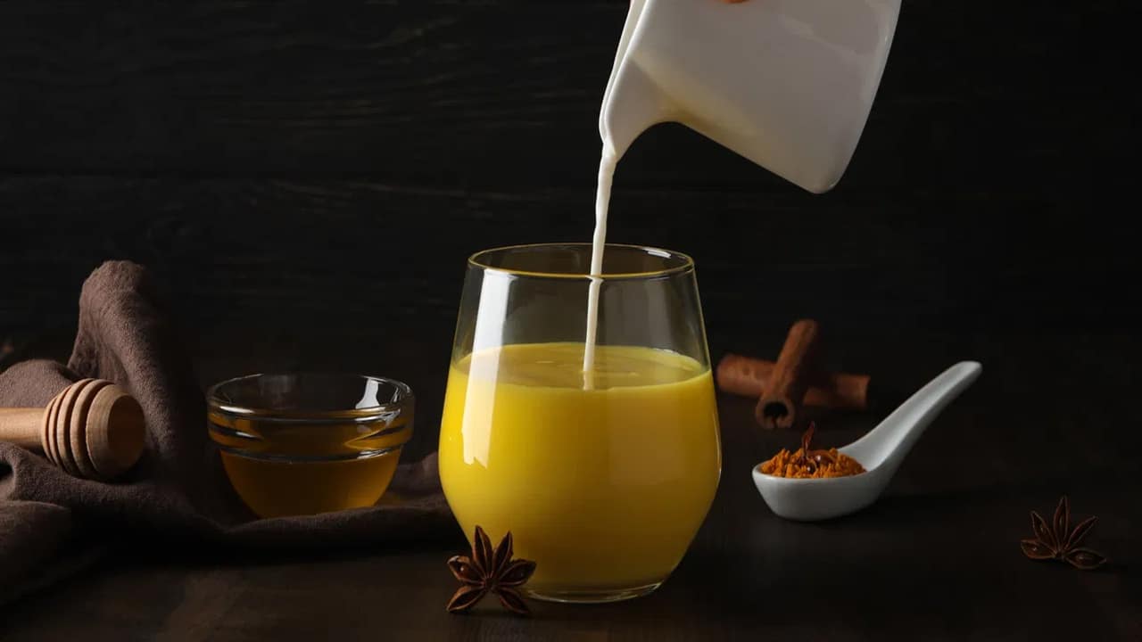 Turmerick Milk : వర్షాకాలంలో… పాలల్లో చిటికెడు ఇది కలుపుకొని తాగారంటే… ఇక సమస్యలన్నీటికి చెక్…?