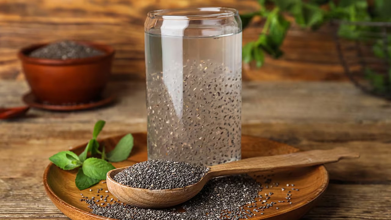 Chia Seeds : ప్రతిరోజు ఒక స్పూన్ ఈ గింజల్ని తిన్నారంటే… మీ ఎముకలు ఉక్కే.. పాల కంటే 8 రేట్లు బలమట…?