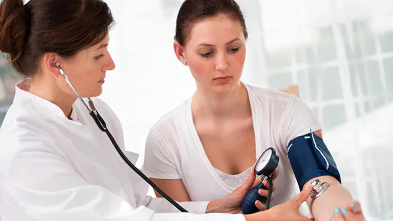 High Bp : మందులు వాడి విసిగిపోయి సడన్ గా మానేశారా… ఎలాంటి డేంజర్ లో పడతారో తెలుసా…?