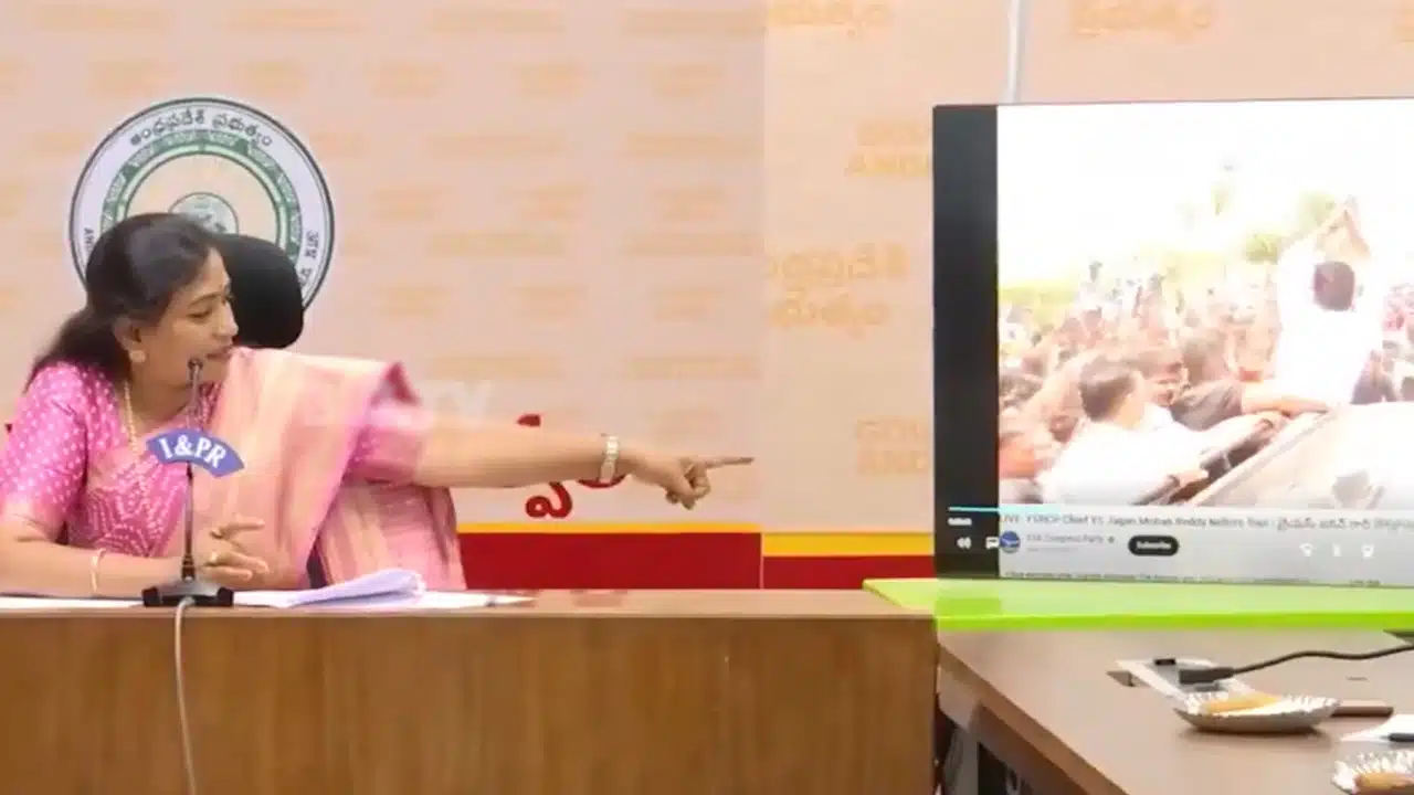Anitha : జగన్ పరువు తీసిన హోమ్ మంత్రి.. లేని జనాల్ని చూపించటానికి బంగారుపాళ్యం విజువల్స్ వాడార‌ని విమ‌ర్శ‌లు..!