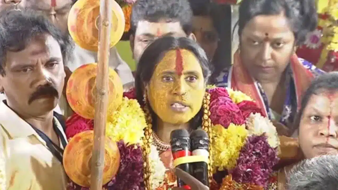 Bhavishyavani : ఉజ్జయిని మహంకాళి బోనాలలో... స్వర్ణలత భయపెడుతున్న భవిష్యవాణి... ఏం చెప్పిందో తెలుసా...?