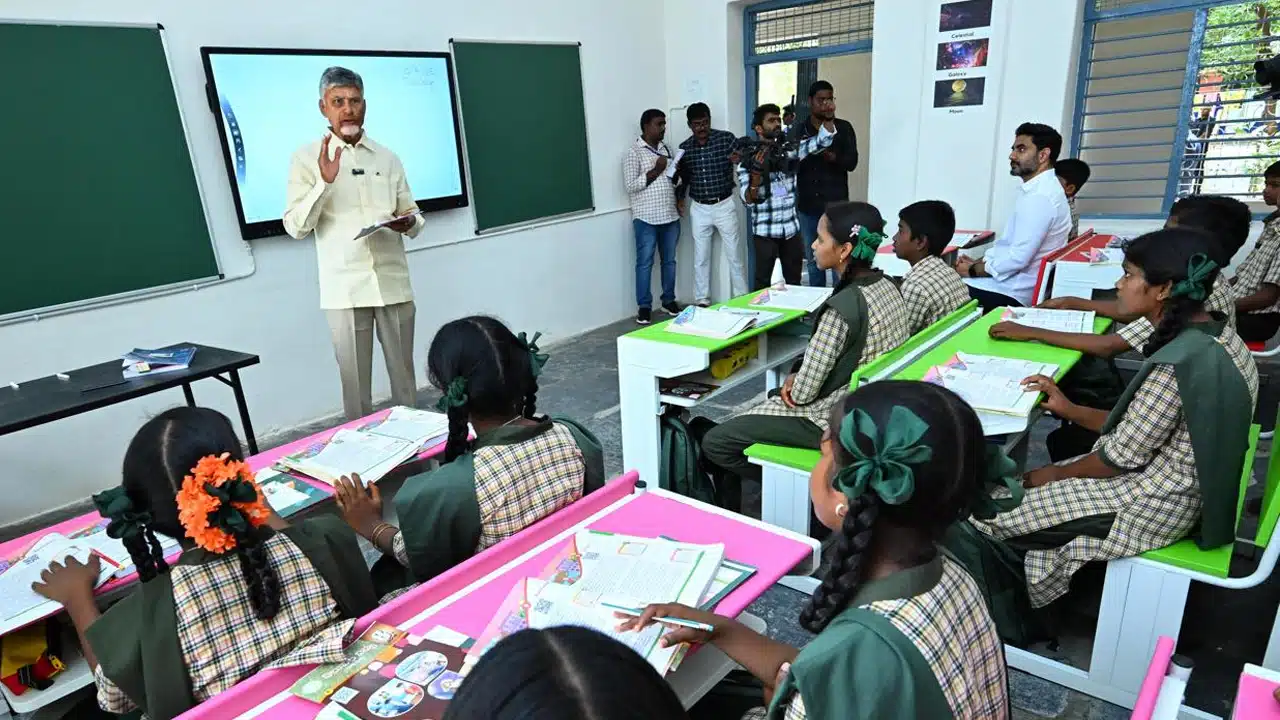Chandrababu : టీచర్ అవతారం ఎత్తిన చంద్రబాబు.. స్టూడెంట్ గా అదరగొట్టిన లోకేష్