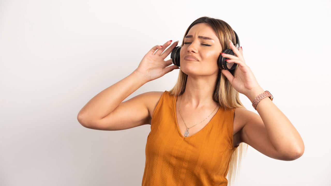 Earphones : ఇయర్ ఫోన్స్ ఎక్కువగా వాడే వారికీ…ఈ విషయం తెలిస్తే విసిరి పడేస్తారు…?