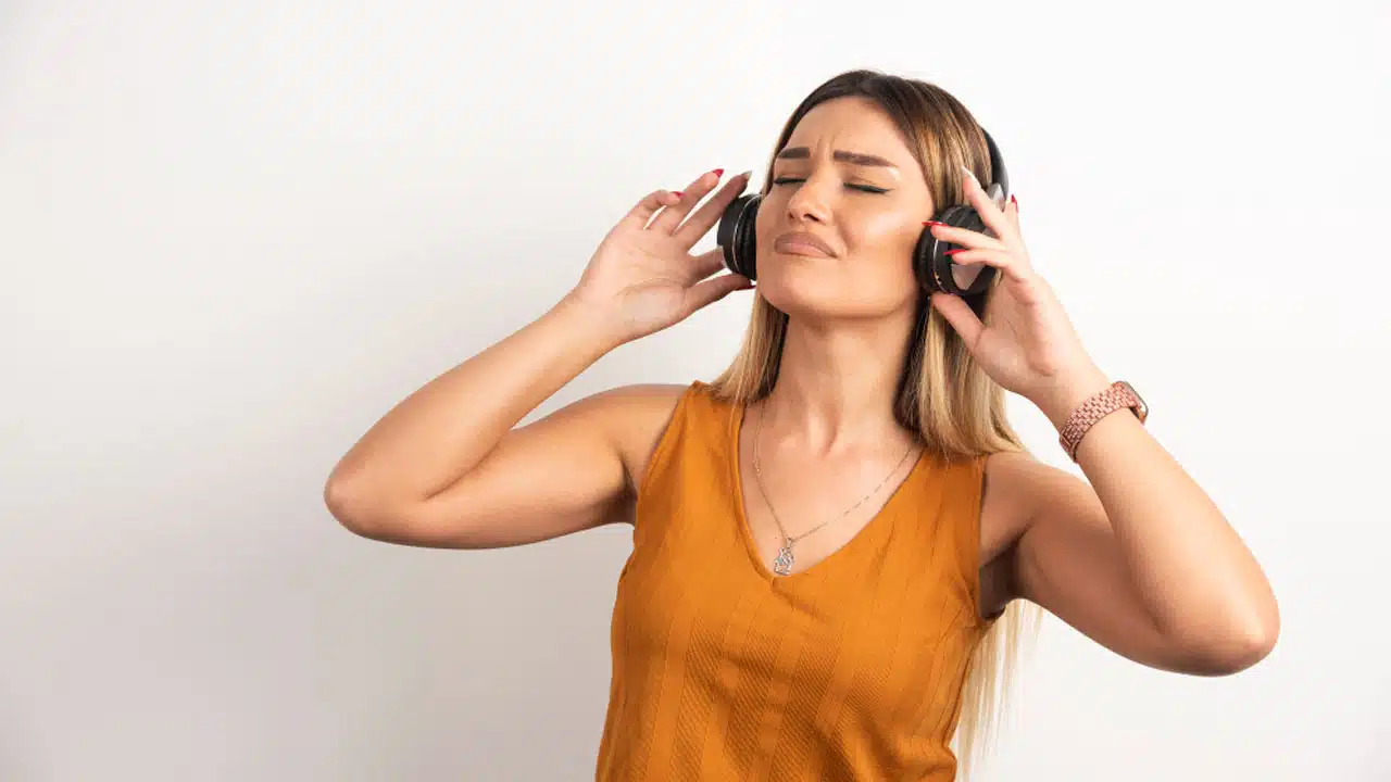 Earphones : ఇయర్ ఫోన్స్ ఎక్కువగా వాడే వారికీ...ఈ విషయం తెలిస్తే విసిరి పడేస్తారు...?
