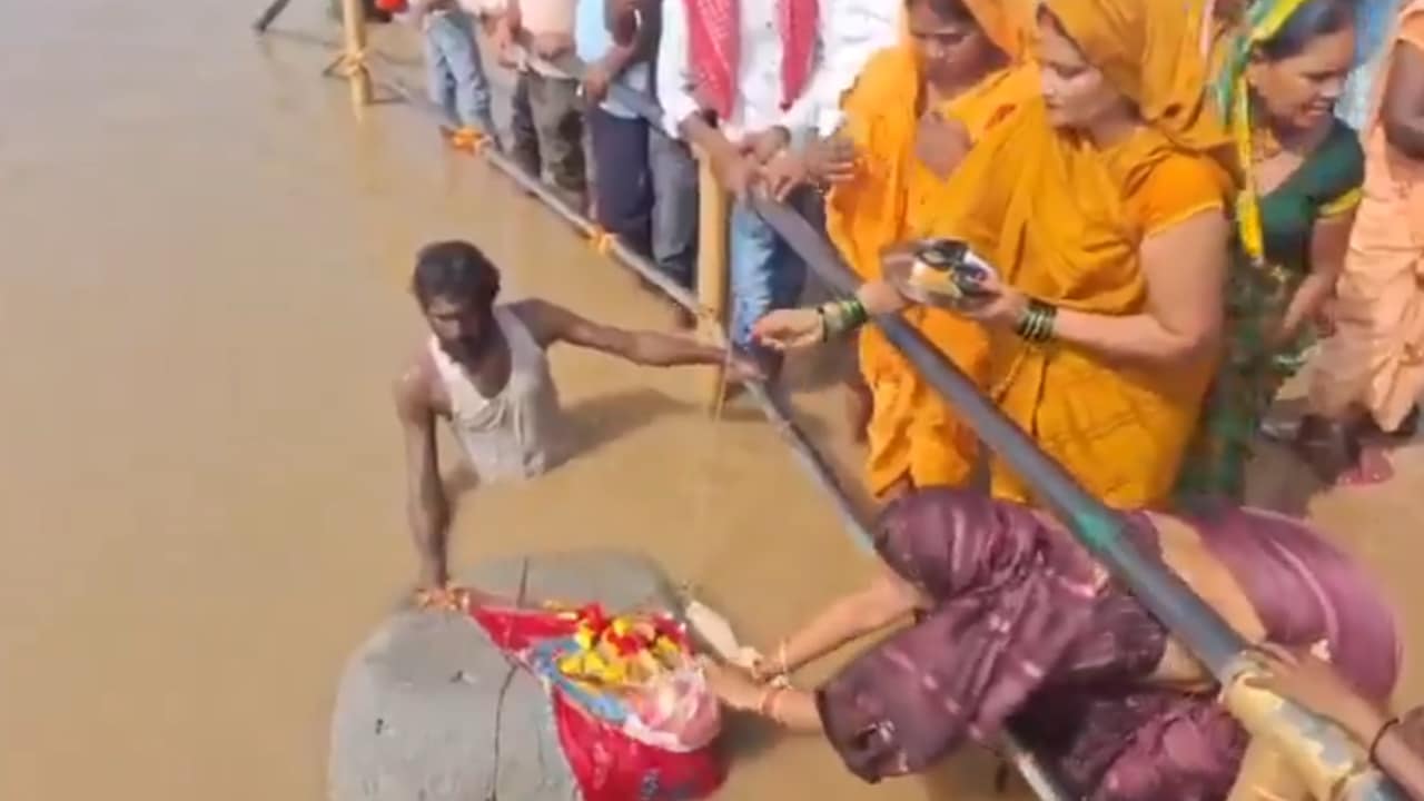 Floating Stone : గంగా నదిలో తేలుతున్న రాయి .. రామసేతుతో సంబంధం ఉందంటూ పూజ‌లు.. వీడియో వైర‌ల్‌