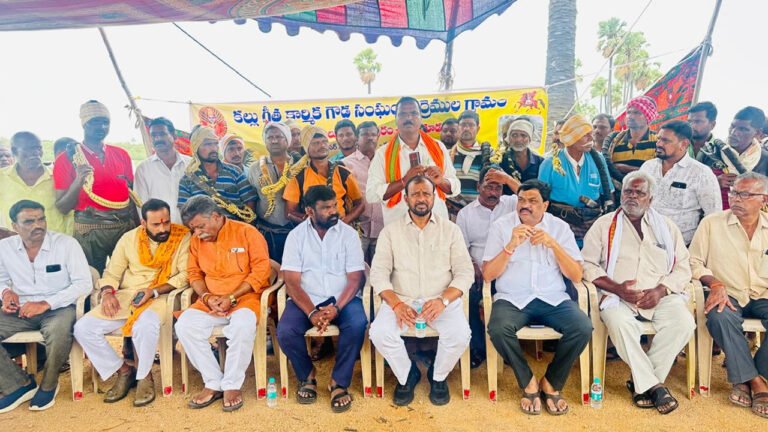 Geetha Karmikulu : వెంచర్ల అభివృద్ధి పేరిట గీత కార్మికుల పొట్ట కొట్టొద్దు