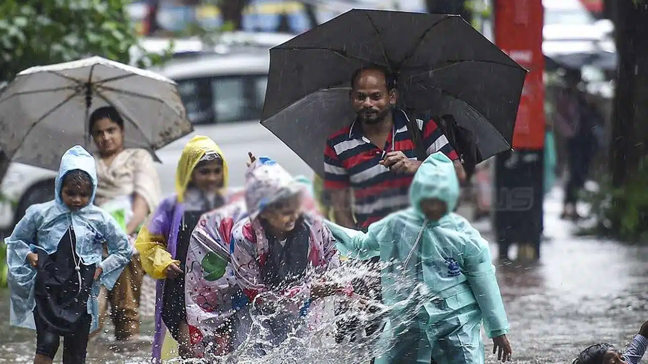 Heavy Rains : తెలంగాణ లో స్కూళ్లకు సెలవు ఇవ్వండి మహాప్రభో..!