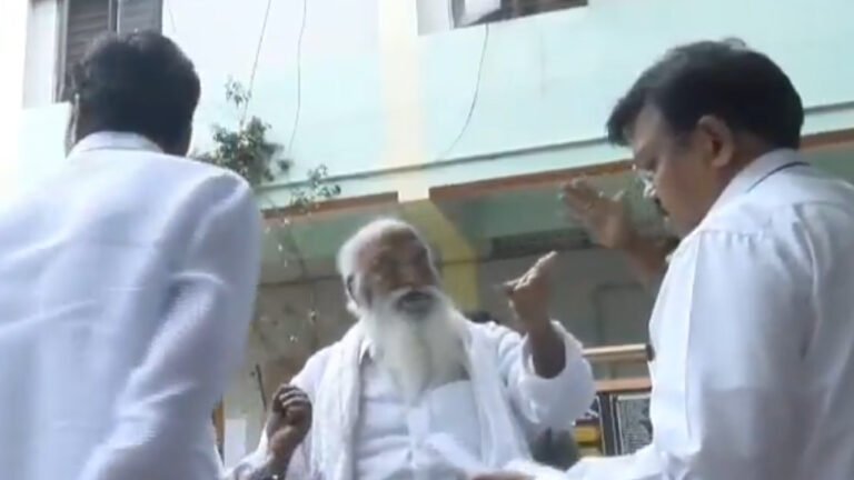 JC Prabhakar Reddy : బీ కేర్ ఫుల్‌.. నీ ఆఫీస్‌కు వ‌చ్చి కొడ‌తా అంటూ పంచాయతీ ఆఫీసర్ కు జేసీ ప్రభాకర్ రెడ్డి వార్నింగ్.. వీడియో !