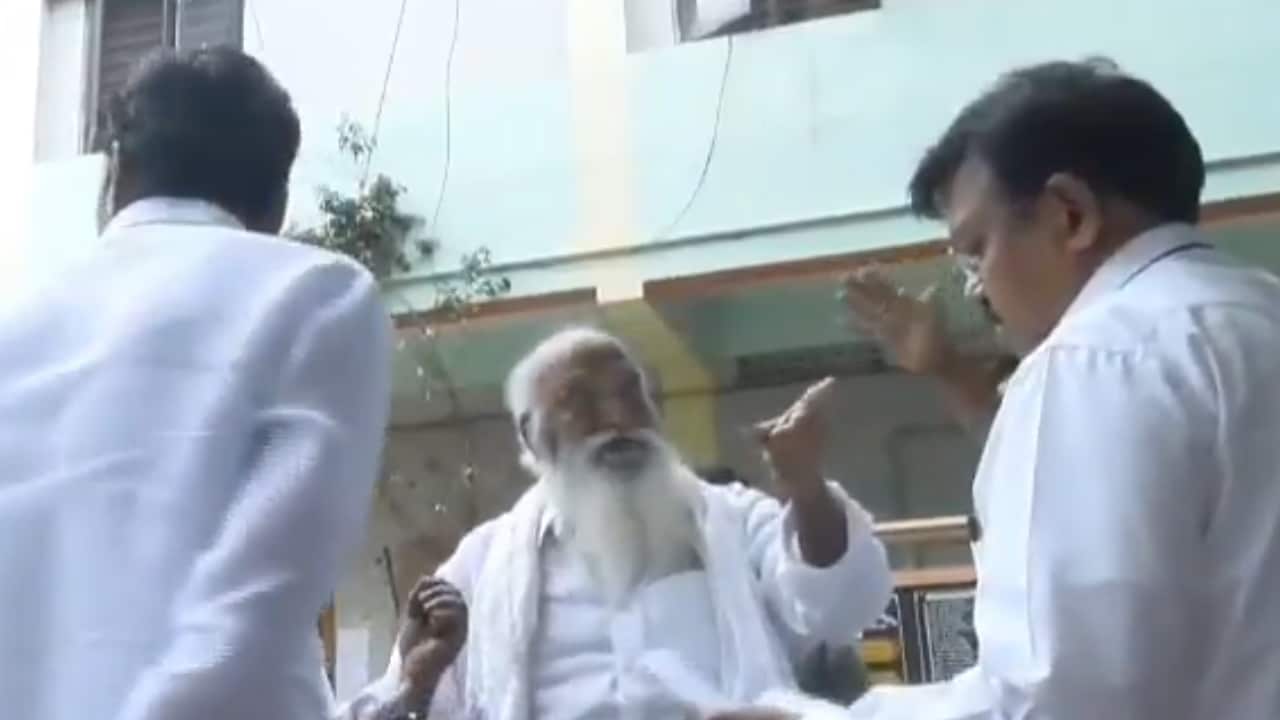JC Prabhakar Reddy : బీ కేర్ ఫుల్‌.. నీ ఆఫీస్‌కు వ‌చ్చి కొడ‌తా అంటూ పంచాయతీ ఆఫీసర్ కు జేసీ ప్రభాకర్ రెడ్డి వార్నింగ్.. వీడియో !