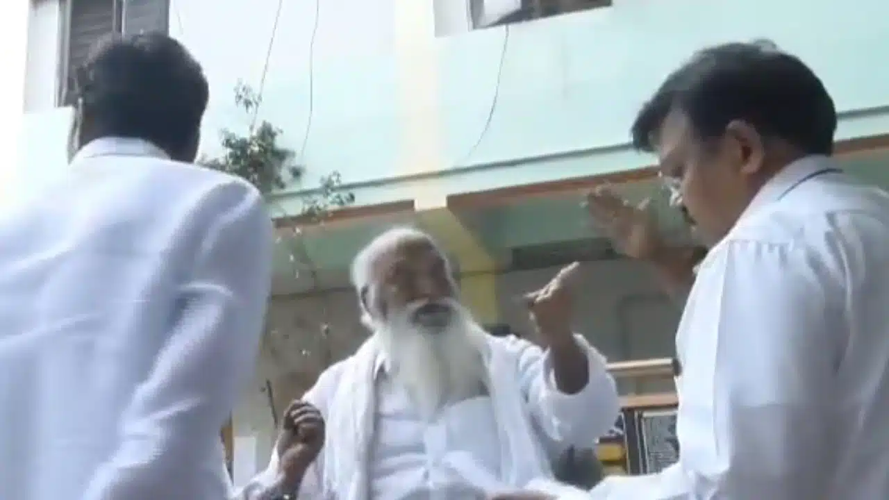 JC Prabhakar Reddy : బీ కేర్ ఫుల్‌.. నీ ఆఫీస్‌కు వ‌చ్చి కొడ‌తా అంటూ పంచాయతీ ఆఫీసర్ కు జేసీ ప్రభాకర్ రెడ్డి వార్నింగ్..!