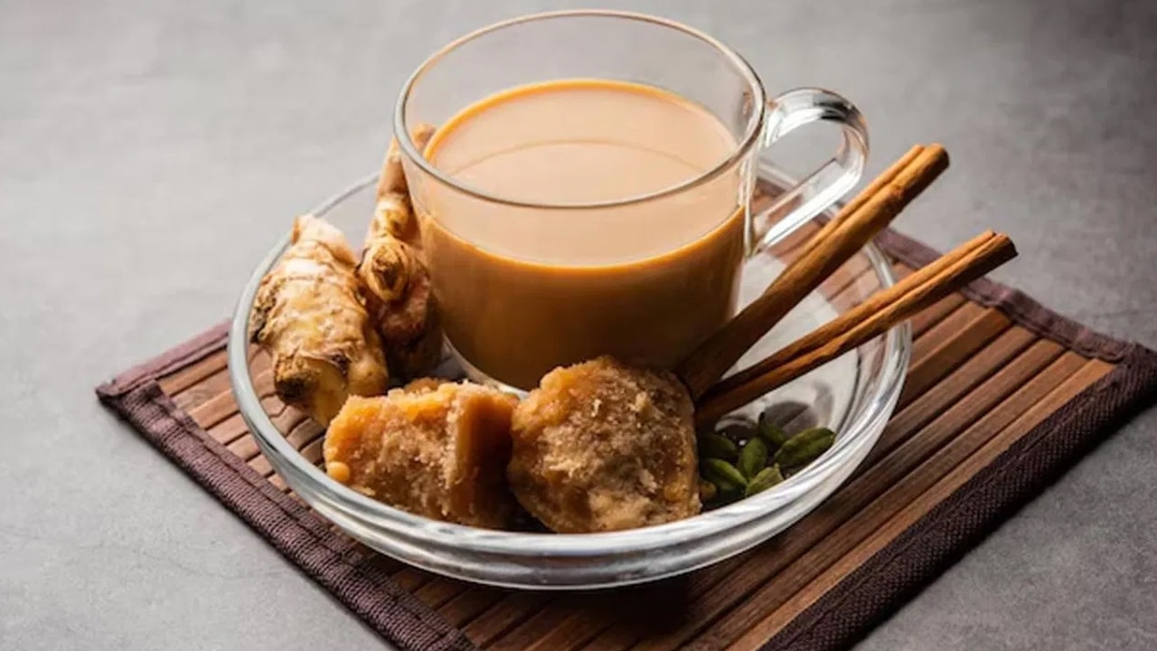 Jaggery Tea : వర్షాకాలంలో ఈ టీ తాగారంటే… రోజు ఇదే కావాలంటారు… దీని లాభాలు మిరాకిలే…?