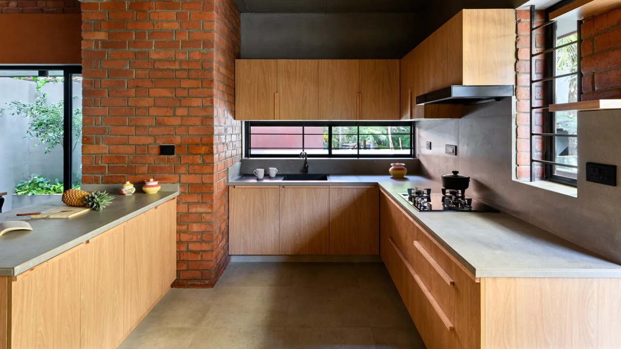Kitchen Vastu Tips : ఈ రెండు వస్తువులను మీ వంట గదిలో ఉంచినట్లయితే.. మీరు కటిక దరిద్రాన్ని అనుభవిస్తారు…?