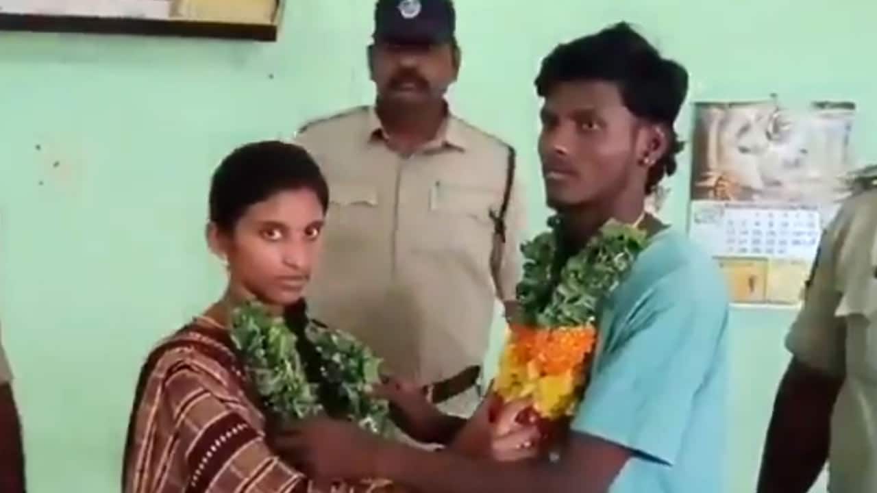 Love Marriage : బైక్‌పై పారిపోతున్న జంట‌.. ప‌ట్టుకొచ్చి పోలీస్ స్టేషన్‌లో ప్రేమ జంటకు పెళ్లి.. వీడియో వైర‌ల్‌..!
