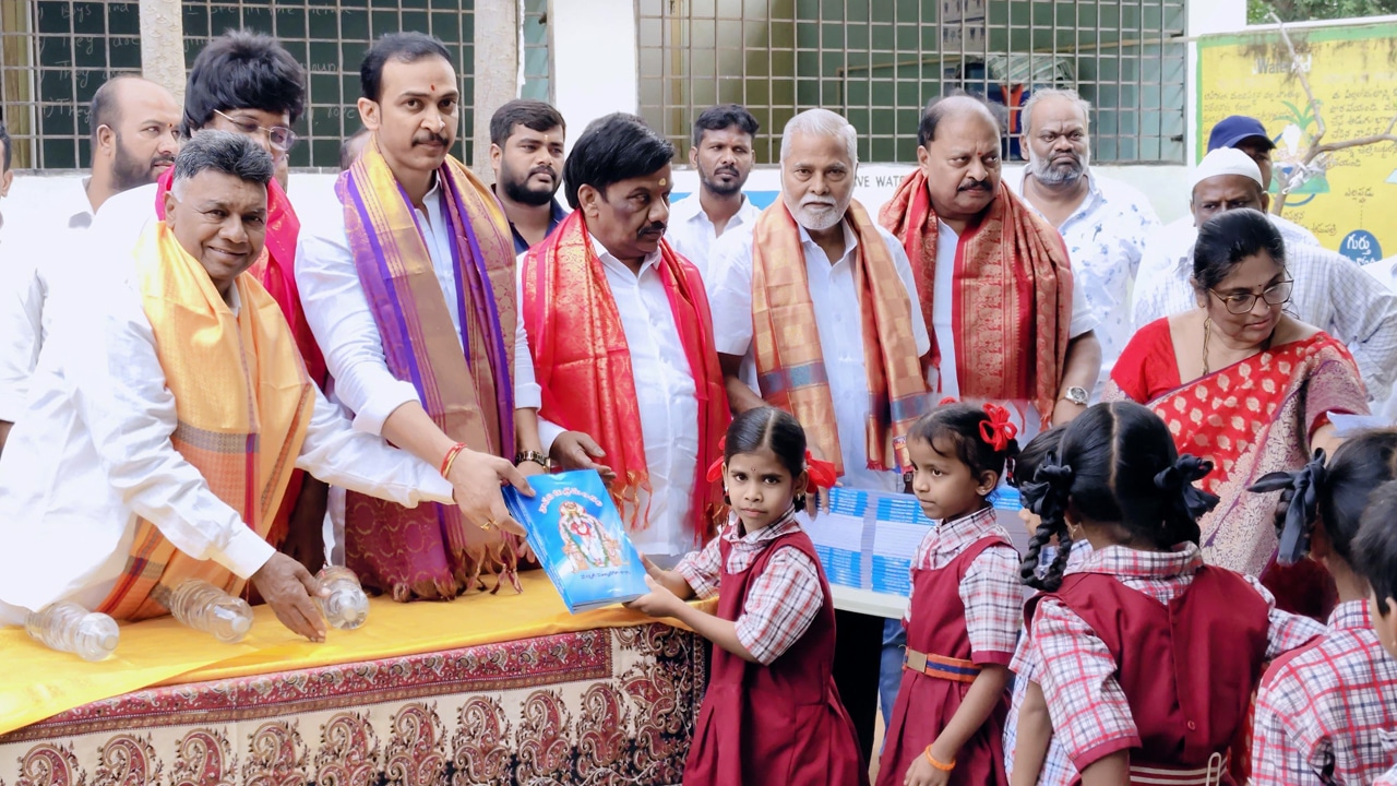Parameshwar Reddy : విద్యార్థులకు నోట్ బుక్స్ పంచిన పరమేశ్వర్ రెడ్డి..!