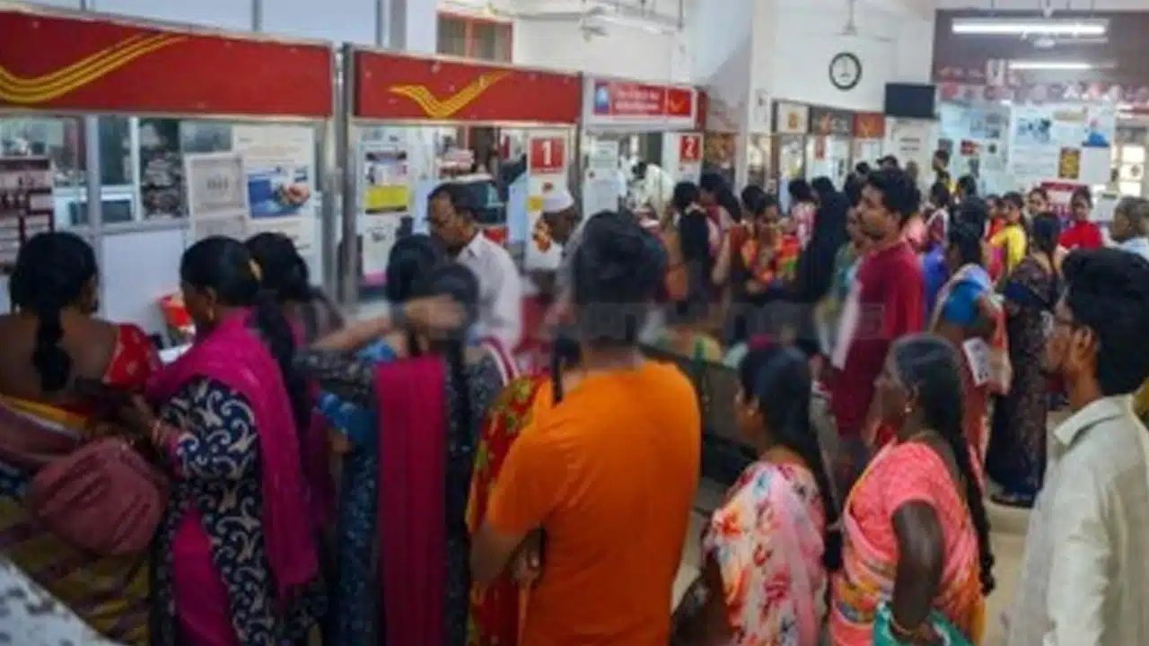 Post Offices : రూ.2500 కోసం పోస్ట్ ఆఫీస్ ల వద్ద బారులు తీరిన మహిళలు.. అసలు నిజం ఏంటి అంటే..!!