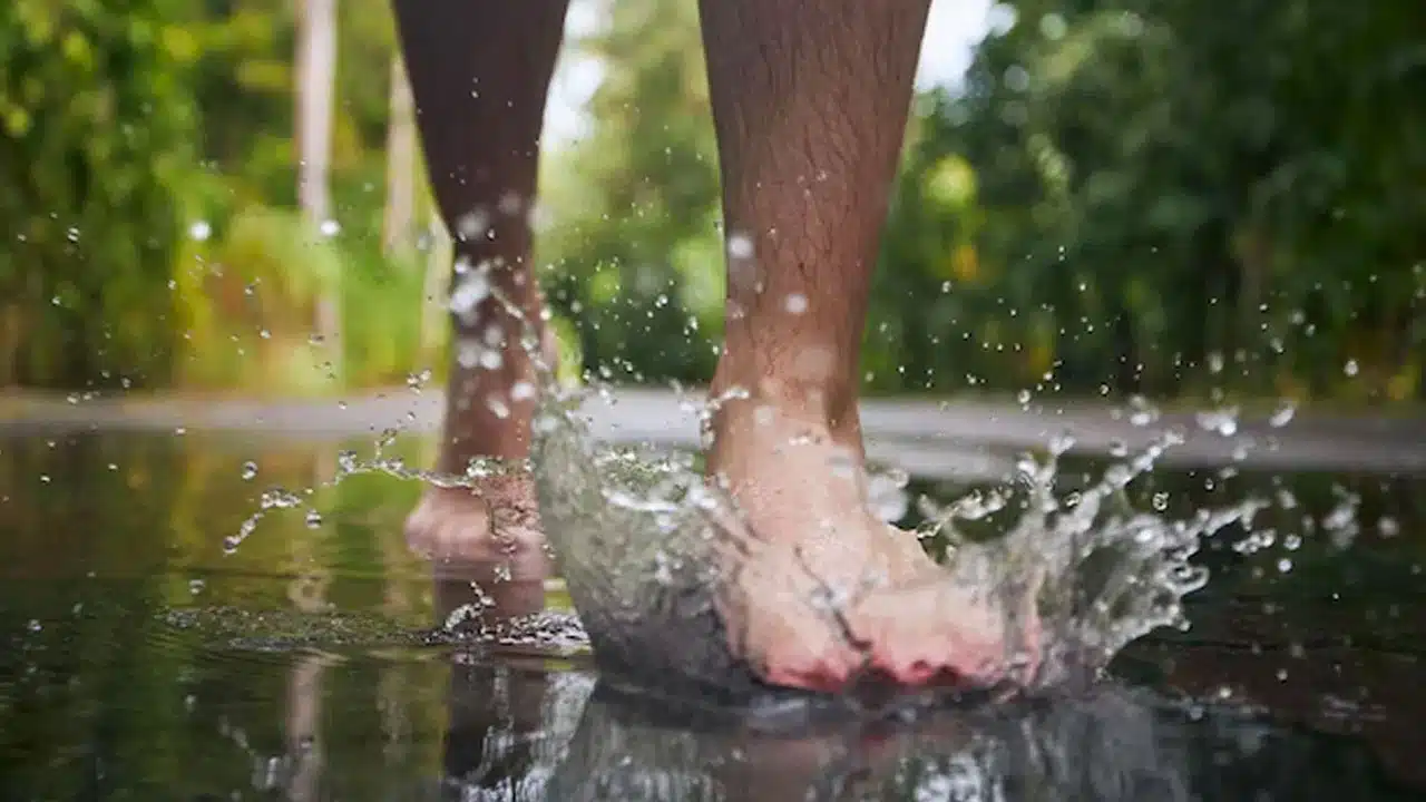 Rain Season : వర్షాకాలంలో మీ కాళ్లు చెడుతున్నాయా... అయితే,ఇదే కారణం...ఈ చిన్న టిప్స్, సమస్య చెక్...?