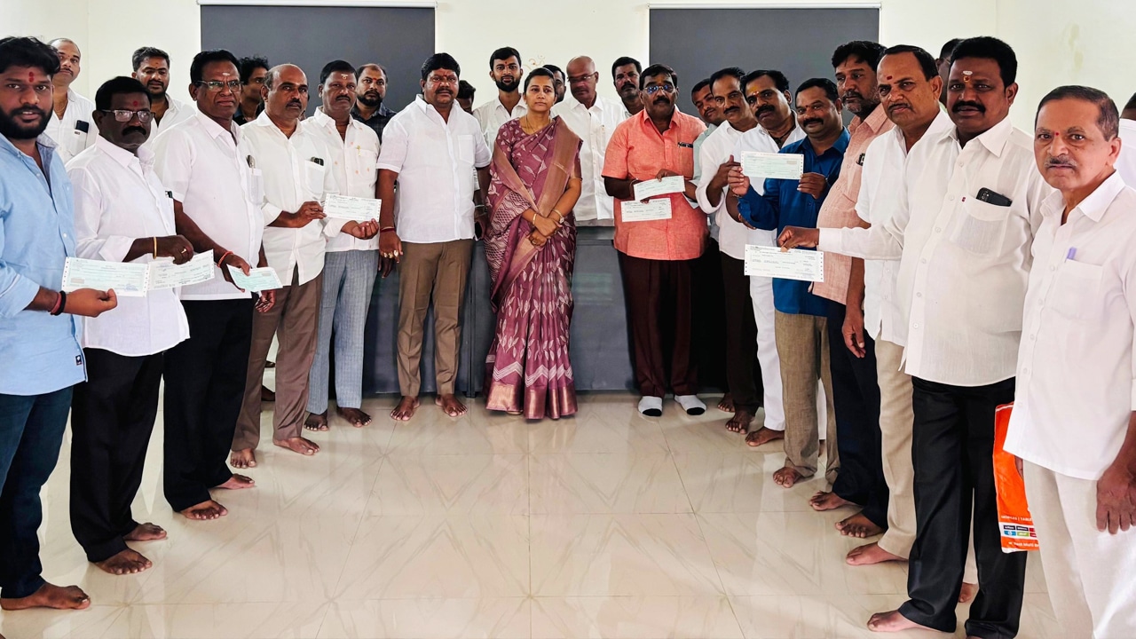 Rajitha Parameshwar Reddy : ఉప్పల్ లో బోనాల చెక్కులను పంపిణీ చేసిన కార్పొరేటర్ రజితాపరమేశ్వర్ రెడ్డి