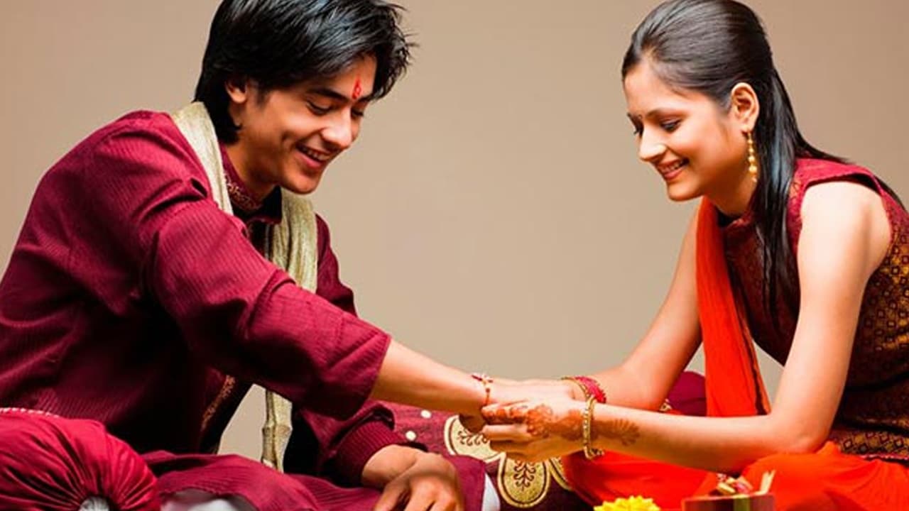 Raksha Bandhan : రాఖీ పండుగ రోజు… మీ రాశి ప్రకారం ఈ రంగుల దుస్తులను ధరిస్తే… మీ బంధం బలపడుతుంది…?