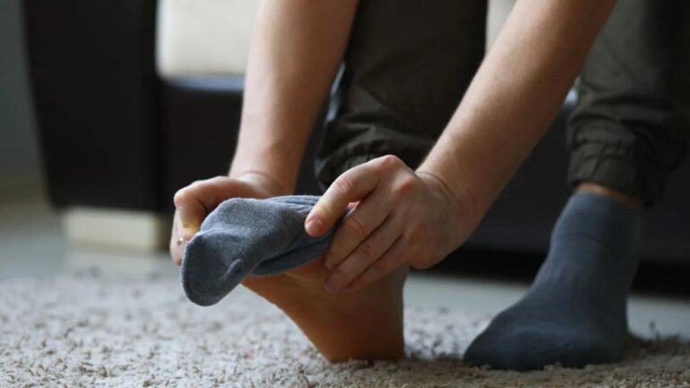 Socks washing : మీరు వేసుకునే సాక్షుల విషయంలో నిర్లక్ష్యం తగదు… ప్రాణాలకే ప్రమాదం… ఎందుకో తెలుసా…?
