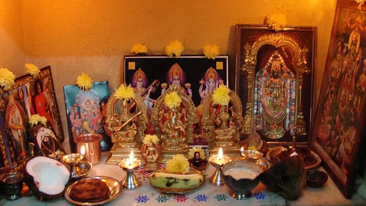 Vastu Tips : మీ పూజ గదిలో ఈ దేవుళ్ళ విగ్రహాలను కలిపి పెడుతున్నారా…. వాస్తు శాస్త్రం ఏం చెబుతుంది…?