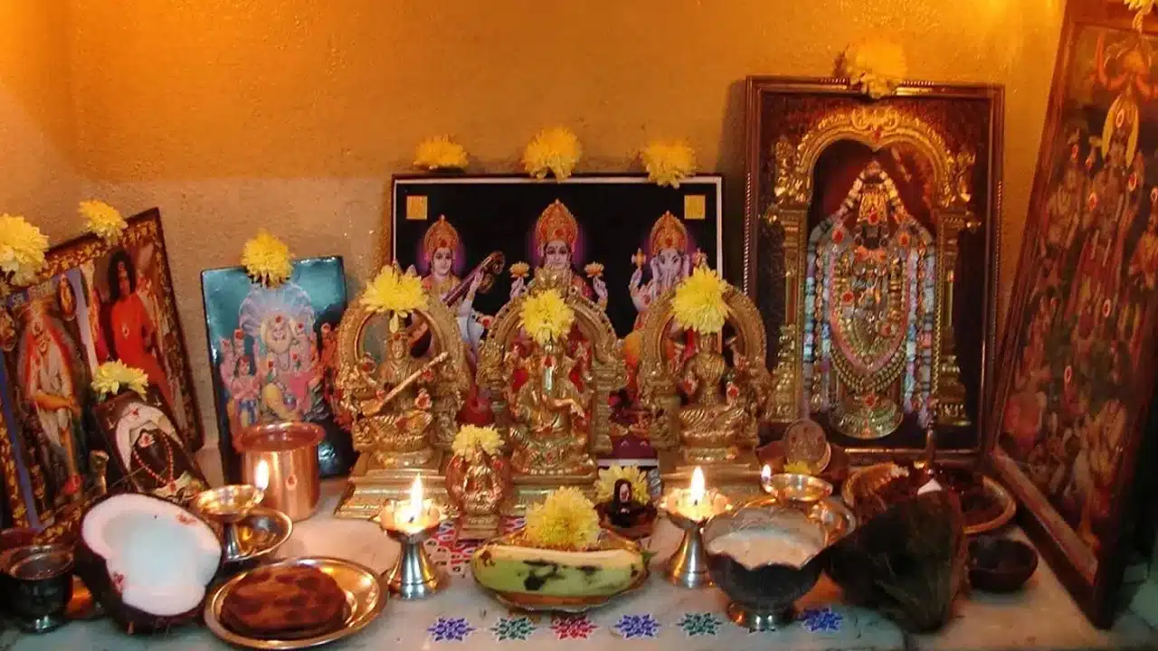 Vastu Tips : మీ పూజ గదిలో ఈ దేవుళ్ళ విగ్రహాలను కలిపి పెడుతున్నారా.... వాస్తు శాస్త్రం ఏం చెబుతుంది...?