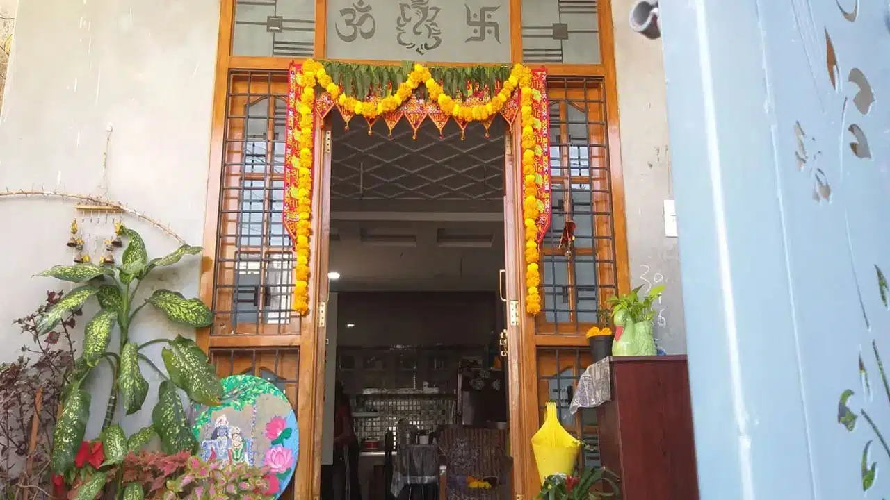 Vastu Tips : శాస్త్రం ప్రకారం మీ ఇంటి ప్రధాన ద్వారం వద్ద ఇవి ఉంచండి... ఈ ఇంట్లో లక్ష్మీ కటాక్షం కలుగుతుంది...?