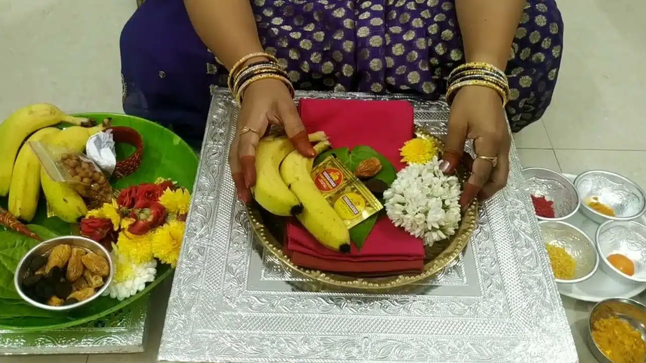 Vayanam : మహిళలు శ్రావణమాసంలో వాయనం ఇచ్చేటప్పుడు ఇలాంటి పొరపాట్లు చేయకండి.... లక్ష్మీదేవికి ఆగ్రహం వస్తుంది....?