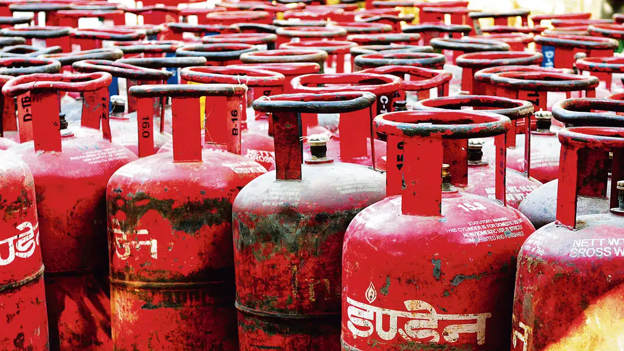 Gas Cylinder : ఉచిత గ్యాస్ సిలిండర్ల పంపిణీ విధానంలో కీలక మార్పు తీసుకొచ్చిన సర్కార్..!