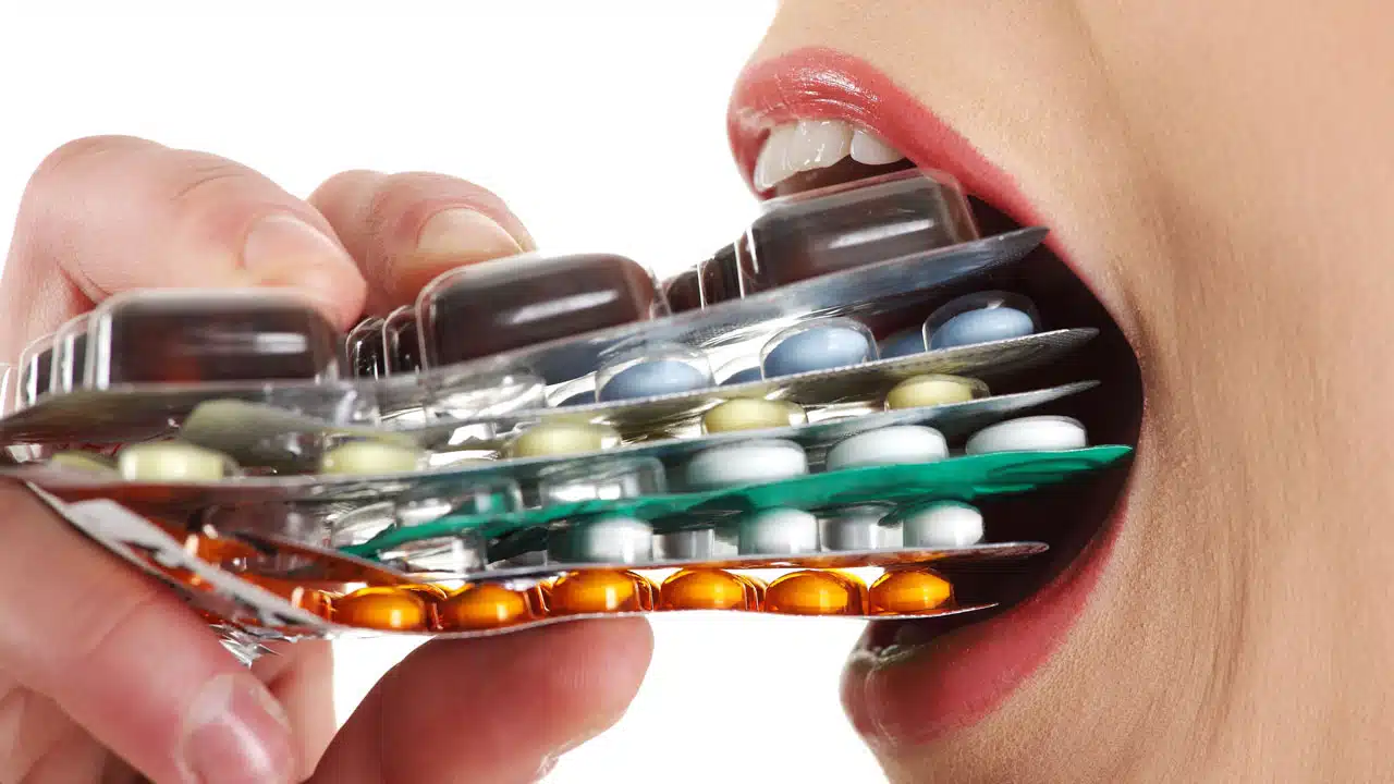 Antibiotics : చిన్న అనారోగ్య సమస్య వచ్చినా... యాంటీబయటిక్ వాడుతున్నారా... ఏం జరుగుతుందో తెలుసా..?