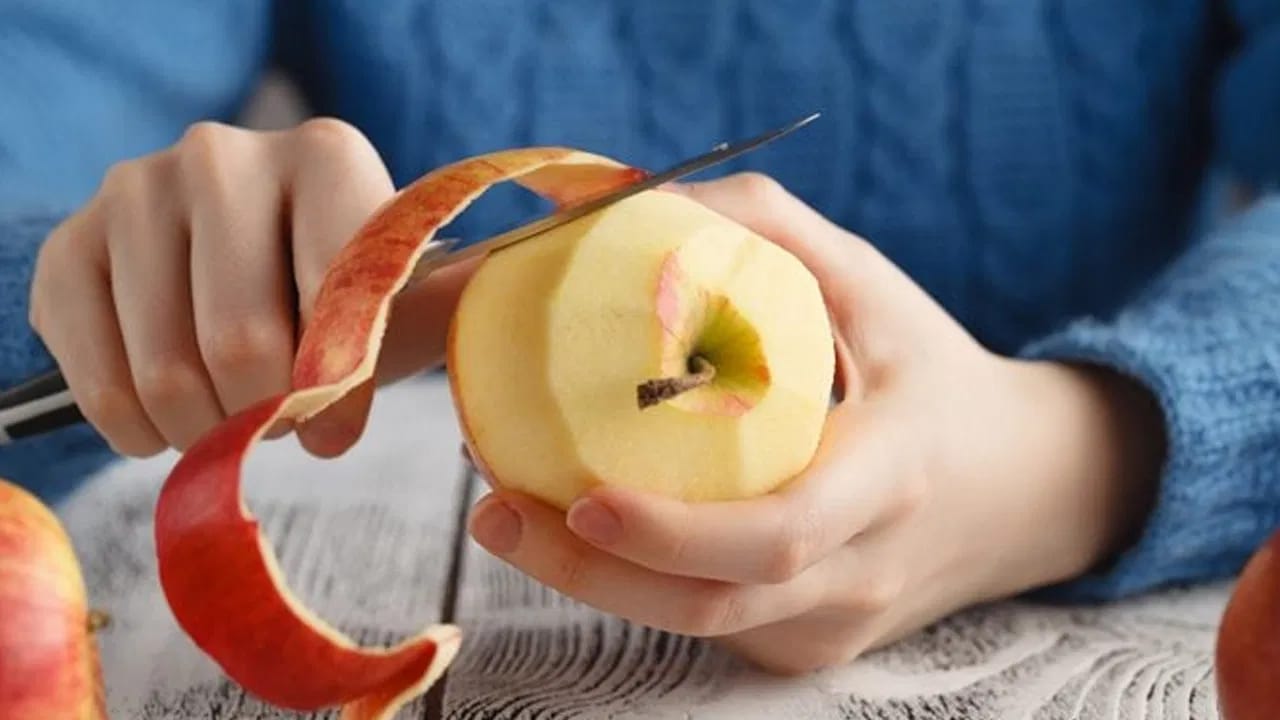 Apple Peels : యాపిల్ తొక్కల్ని తీసి పడేస్తున్నారా… దీని లాభాలు తెలిస్తే ఆ పని చేయరు…?