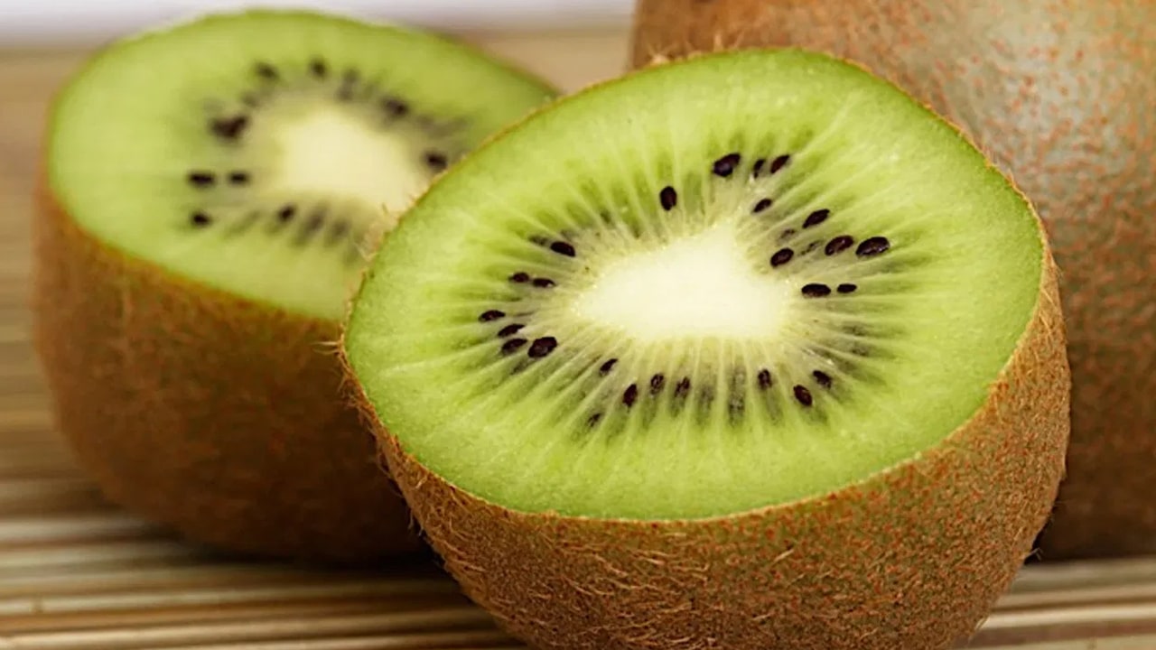 Kiwi Fruit : మీరు రాత్రి నిద్రించే ముందు ఒక కివి పండుని తిని చూడండి… మీ కళ్ళు చెదిరే అద్భుతం చూస్తారు…?